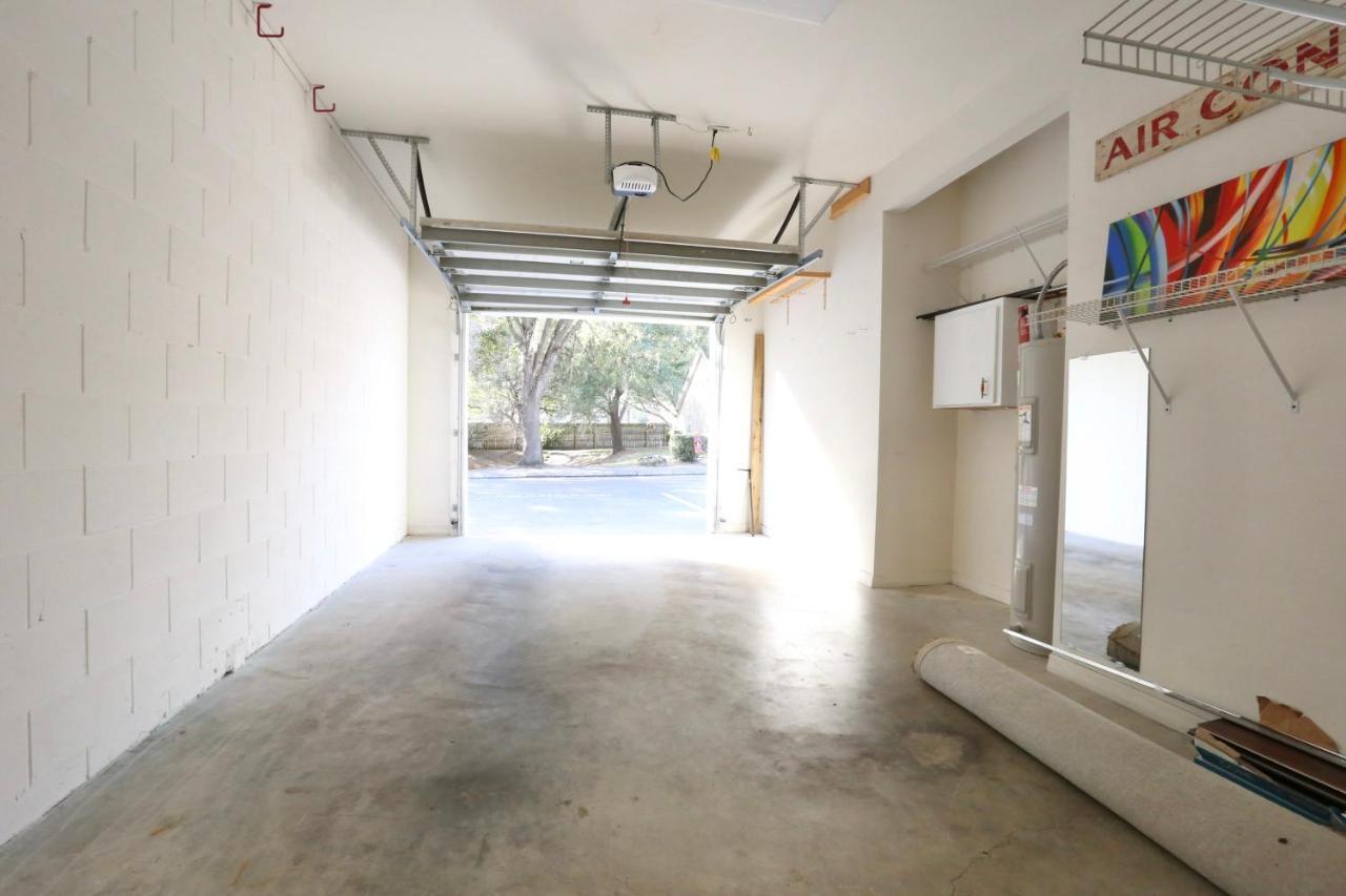 Nomad Retreat King Bed Boutique Condo W Garage 盖恩斯维尔 外观 照片