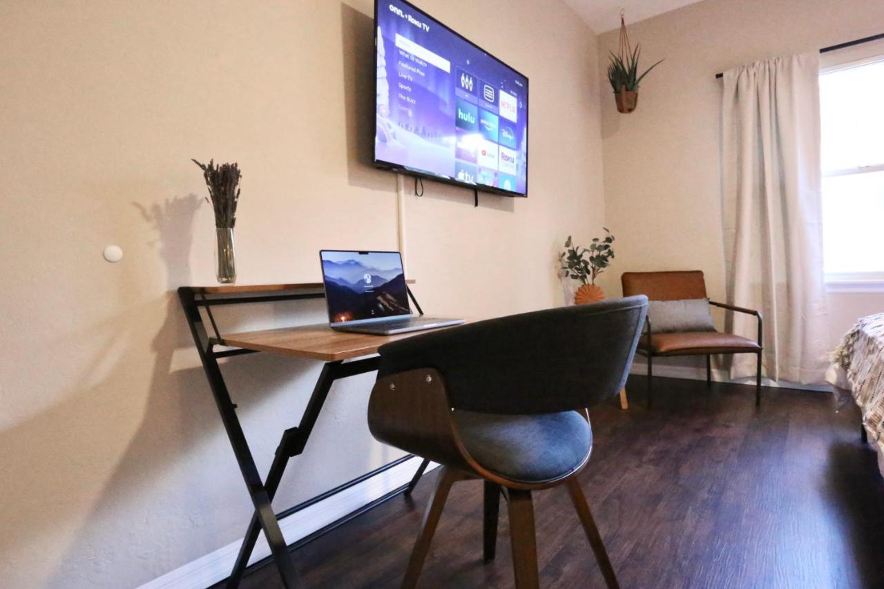 Nomad Retreat King Bed Boutique Condo W Garage 盖恩斯维尔 外观 照片