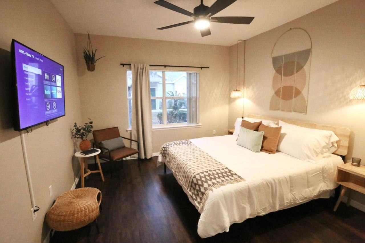 Nomad Retreat King Bed Boutique Condo W Garage 盖恩斯维尔 外观 照片