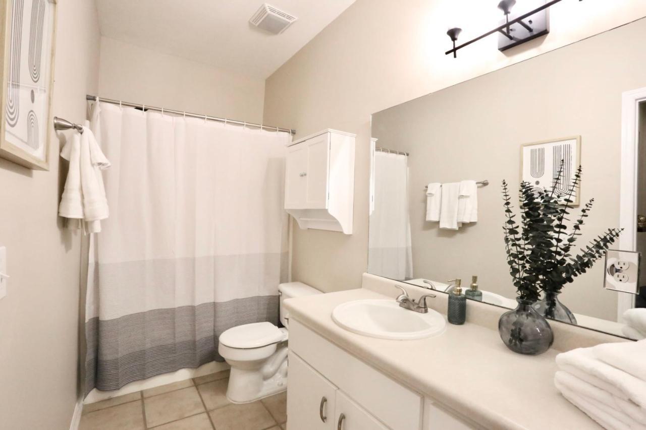 Nomad Retreat King Bed Boutique Condo W Garage 盖恩斯维尔 外观 照片